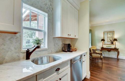 Grandview Heights Villa | Sunny Days Walking Distance To Everything! Villa