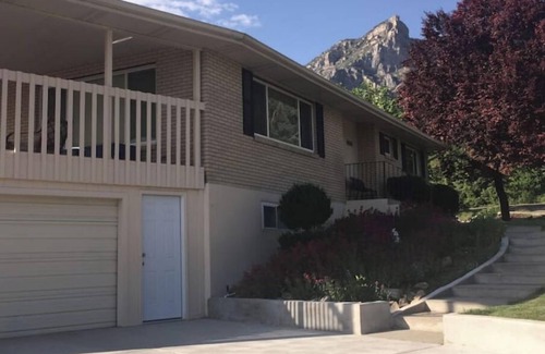 Tree Streets Wohnung | Sunny lower level house with epic MTN views