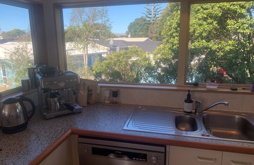 Whangamata Haus | Sunny Modern Beach House 5 Minuten zu Fuß zum Surf Club