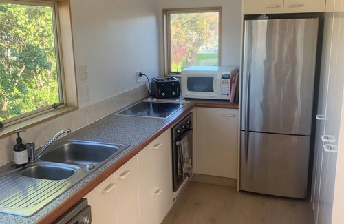 Whangamata Haus | Sunny Modern Beach House 5 Minuten zu Fuß zum Surf Club