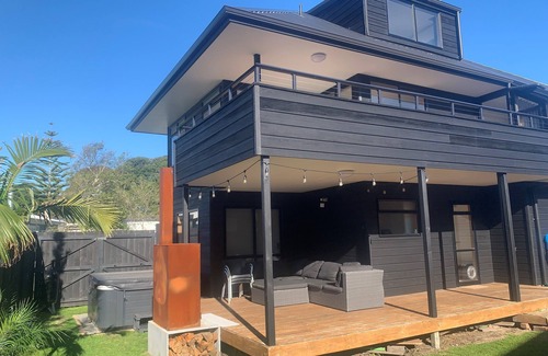 Whangamata Haus | Sunny Modern Beach House 5 Minuten zu Fuß zum Surf Club