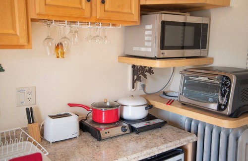 Dorchester Wohnung | Sunny Ocean-View Suite near subway w/kitchen & private bath