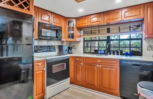 Sunrise Haus | Sunny Paradise w/ Saltwater Pool Hot Tub & BBQ Grill 5 min to Sawgrass Mall