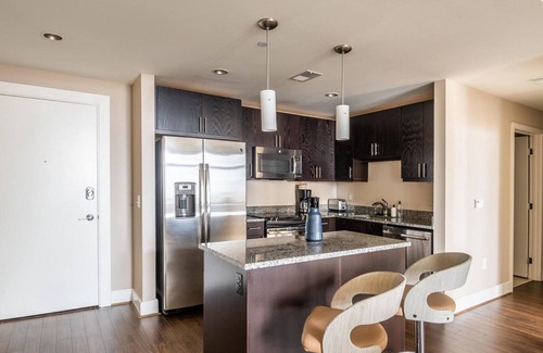 Reston Wohnung | Sunny Reston 2BR w/ Laundry, walk to Restaurants & Mall, by Blueground