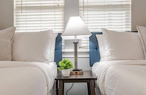 Venetia Haus | Sunny Side at Dog River-Dock, Lake, Fenced Yard