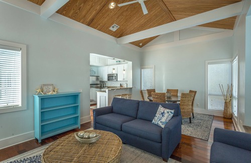 Carrabelle Hütte | Sunny Side Up 1br/1ba less than 5 min. to beach!