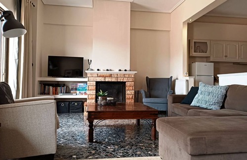 Delfoi Wohnung | Sunny & Spacious Apartment in Delphi, 3 Bedrooms, 2 Bathrooms Sleeps 8 w/view