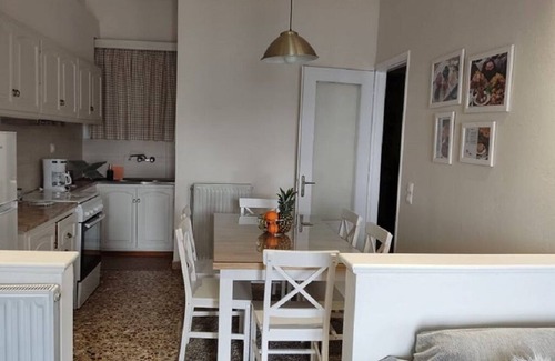Delfoi Wohnung | Sunny & Spacious Apartment in Delphi, 3 Bedrooms, 2 Bathrooms Sleeps 8 w/view