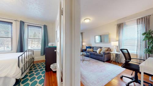 Aspinwall Hill Wohnung | Sunny,spacious, Sleeps 4, Steps To Mbta,hospitals