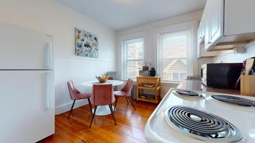 Aspinwall Hill Wohnung | Sunny,spacious, Sleeps 4, Steps To Mbta,hospitals