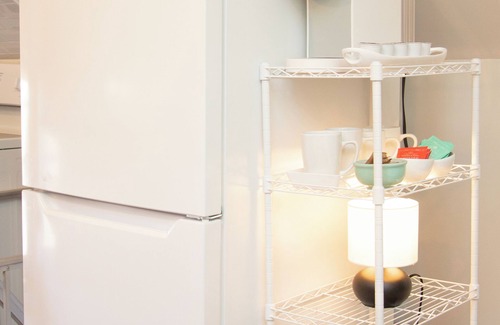 Knightville Wohnung | Sunny Spot with Private Parking.