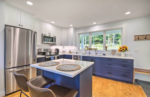 Sandy Point Hütte | Sunny Stockton Springs Home < 1 Mi to Beach!