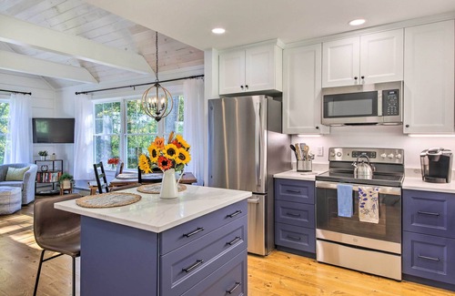 Sandy Point Hütte | Sunny Stockton Springs Home < 1 Mi to Beach!