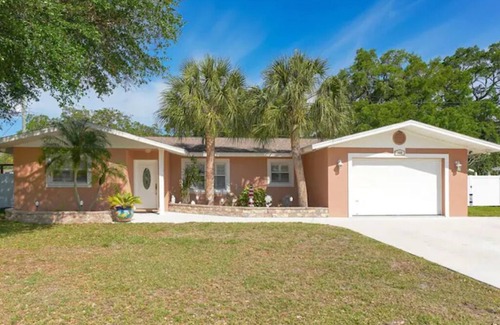 South Venice Haus | Sunny Venice villa w/ heated pool and lanai, kayaks, close to beach and downtown