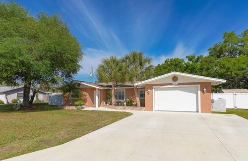 South Venice Haus | Sunny Venice villa w/ heated pool and lanai, kayaks, close to beach and downtown