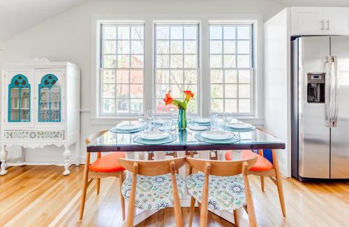 Westport Wohnung | Sunny Westport 2 BR Retreat above Historic Mill