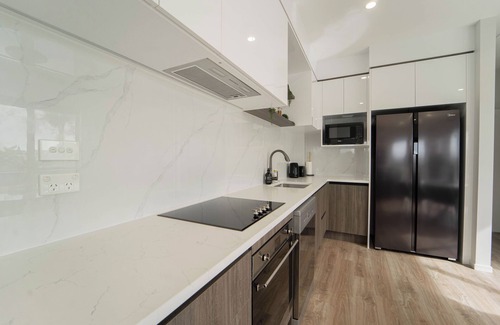 Sunnyhills Haus | Sunnyhills Viewside Town House | Wi-Fi & Netflix