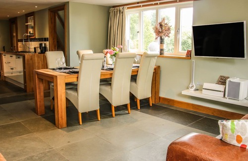 Aymestrey Hütte | SUNNYSIDE, family friendly, with hot tub in Yarpole