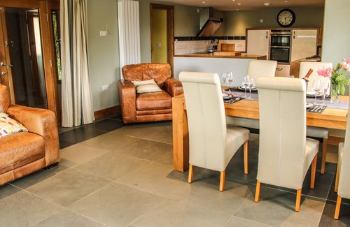 Aymestrey Hütte | SUNNYSIDE, family friendly, with hot tub in Yarpole