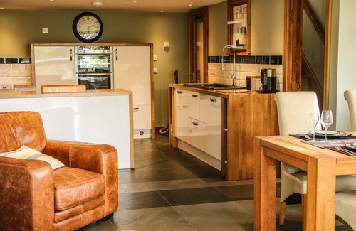 Aymestrey Hütte | SUNNYSIDE, family friendly, with hot tub in Yarpole