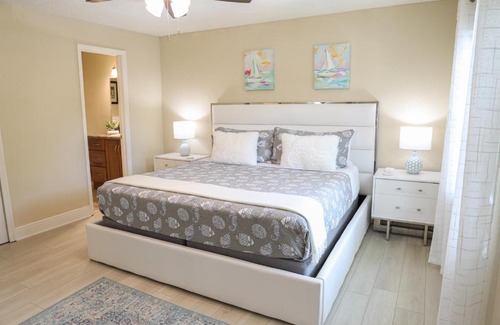 Anona Wohnung | Sunnyside Palms - 2BR, Poolside, 5 min to Beach