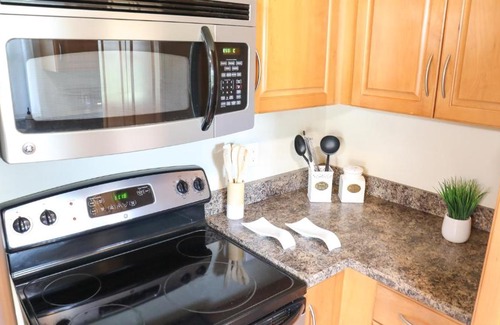 Anona Wohnung | Sunnyside Palms - 2BR, Poolside, 5 min to Beach