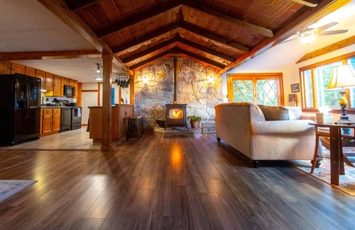 Rangeley Kabine | Sunrise Cove Lodge- Lakefront with Dock and Canoes/Kayaks!