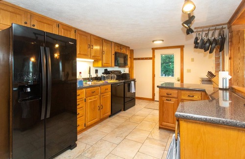 Rangeley Kabine | Sunrise Cove Lodge- Lakefront with Dock and Canoes/Kayaks!