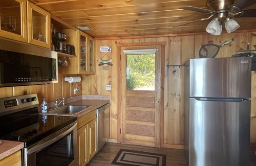 Indian River Hütte | Sunrise Sunsation Lakeshore Cottage w / Whirlpool im Freien am Mullett Lake! Kajaks