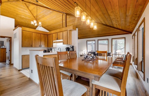 Sunriver Haus | Sunriver Resort home with deck, tree views, wood stove, streaming, washer/dryer