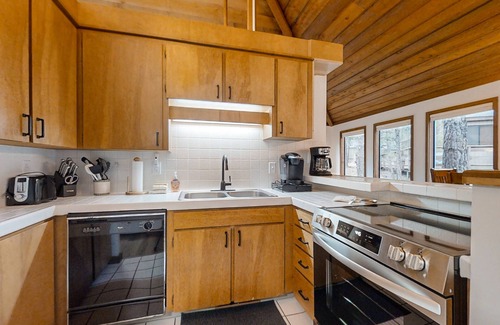 Sunriver Haus | Sunriver Resort home with deck, tree views, wood stove, streaming, washer/dryer