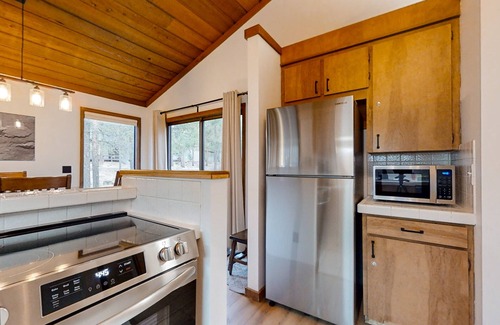 Sunriver Haus | Sunriver Resort home with deck, tree views, wood stove, streaming, washer/dryer