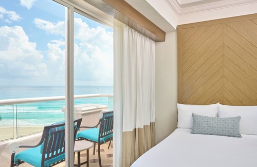 Punta Cancun Hotel | Wyndham Alltra Cancun All Inclusive Resort