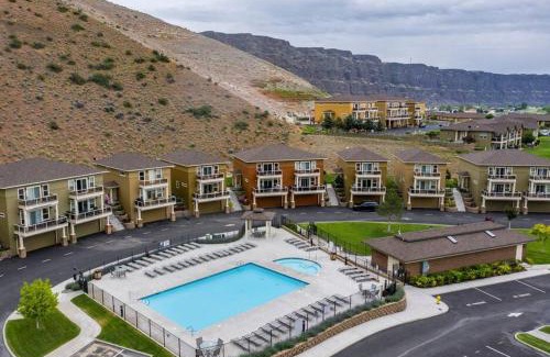 Quincy Haus | Sunserra Villa! Movie Room, Family Friendly, BBQs, Pools, Free Golf!