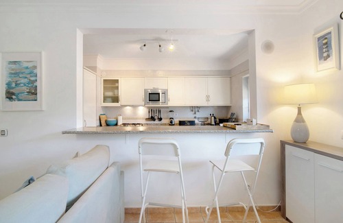 Figueiral Wohnung | Apartment "Sunset" mit Gemeinschaftspool, privater Terrasse & WLAN