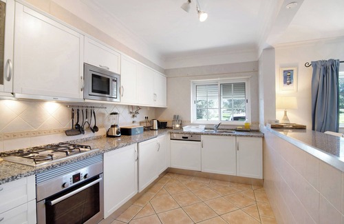 Figueiral Wohnung | Apartment "Sunset" mit Gemeinschaftspool, privater Terrasse & WLAN
