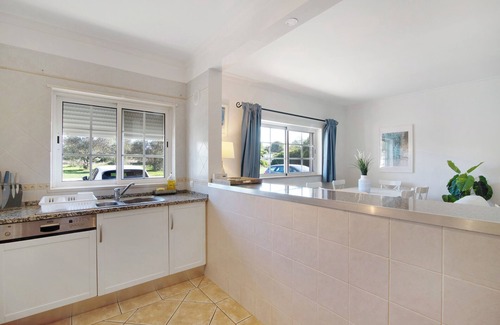 Figueiral Wohnung | Apartment "Sunset" mit Gemeinschaftspool, privater Terrasse & WLAN