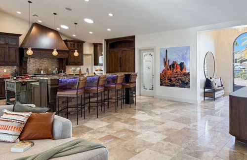 Mesa Haus | Sunset Greens - Golf Simulator, Putting Green, Gam