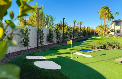 Mesa Haus | Sunset Greens - Golf Simulator, Putting Green, Gam