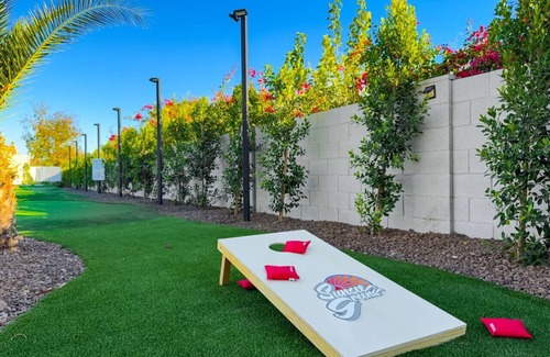 Mesa Haus | Sunset Greens - Golf Simulator, Putting Green, Gam