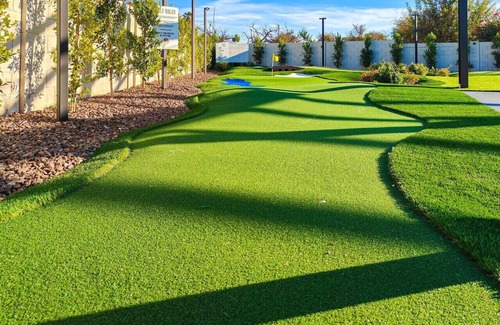 Mesa Haus | Sunset Greens - Golf Simulator, Putting Green, Gam