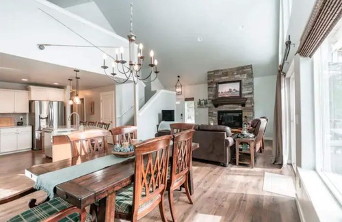 Cascade Haus | Sunset Hideaway. Private 5 minute walk to lake.