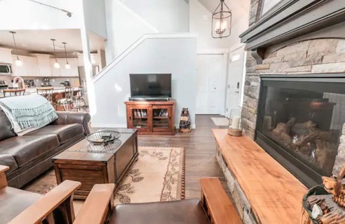 Cascade Haus | Sunset Hideaway. Private 5 minute walk to lake.