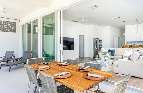 Northwest Point Eigentumswohnung | Sunset Point - New Oceanfront Luxury 3 Bed Condo with Stunning Views and Diving