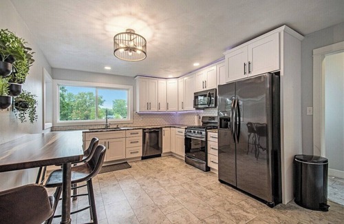 Wyatt Haus | Sunset Point: Spacious 4-bedroom house in Elkhart with WiFi, AC, Swim Spa