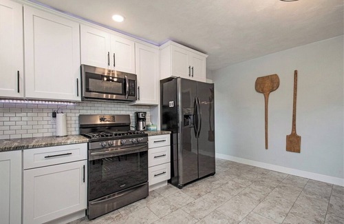 Wyatt Haus | Sunset Point: Spacious 4-bedroom house in Elkhart with WiFi, AC, Swim Spa