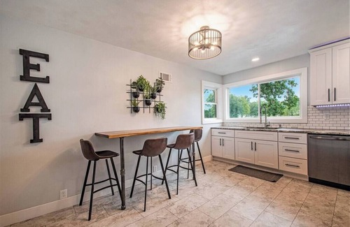 Wyatt Haus | Sunset Point: Spacious 4-bedroom house in Elkhart with WiFi, AC, Swim Spa