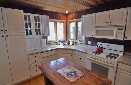 Hayward Haus | Sunset Shores 3 Bedroom Hotel Room by Redawning