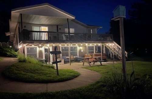 Clare Kabine | Sunset Shores Lake House: The Perfect Place for Summer Adventures