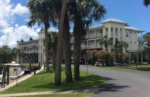 Suwannee Eigentumswohnung | Sunsets, Canal Front, FISH, FISH, FISH! Suwannee Cove - Unit 207, Boat Slip 23